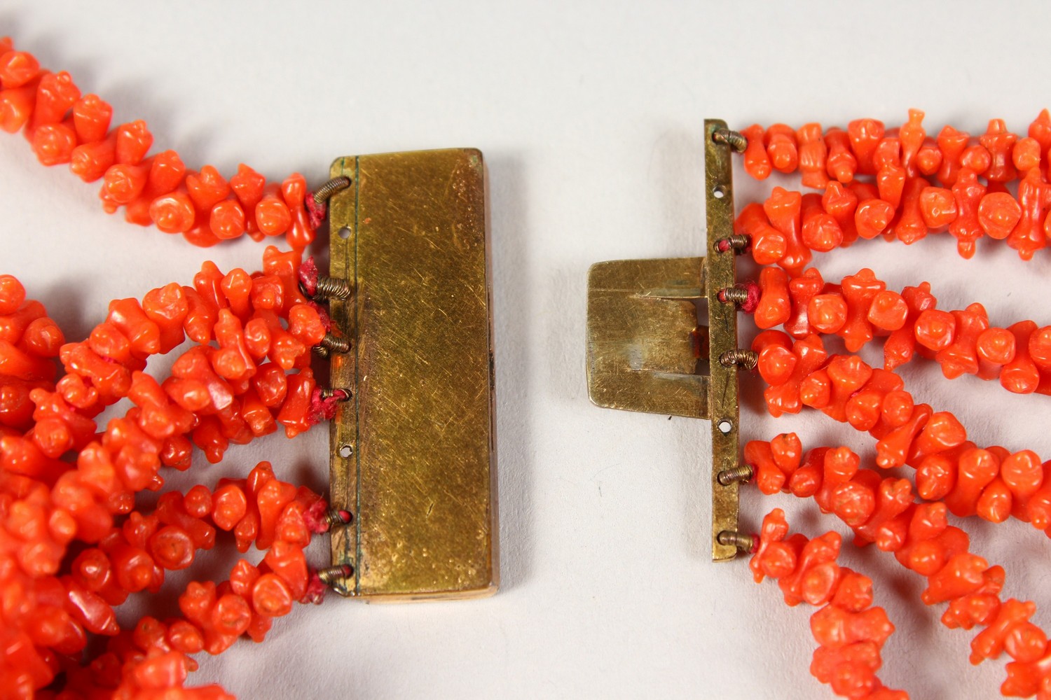 A SIX-STRAND CORAL NECKLACE. - Image 4 of 5