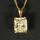 AN 18CT YELLOW GOLD EMERALD CUT DIAMOND PENDANT NECKLACE of 1.1ct approx.