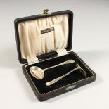 A CHILD'S PUSHER AND SPOON, cased. Sheffield 1945. Maker: EV.