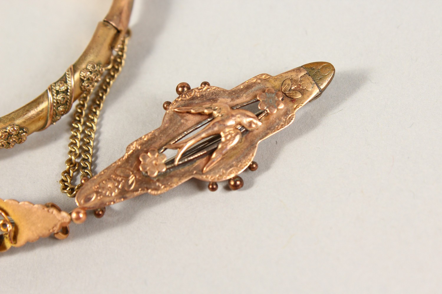 A 9CT GOLD BRACELET and THREE BROOCHES. - Image 5 of 6