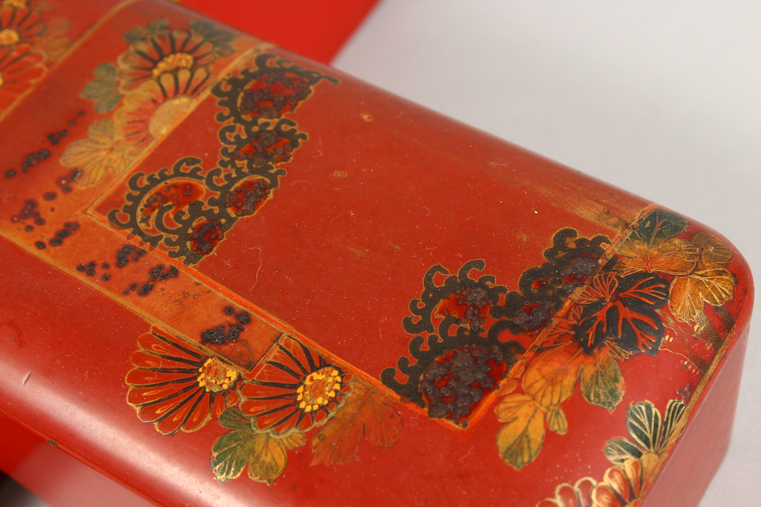 A JAPANESE LACQUER BOX. 10ins long. - Image 2 of 5