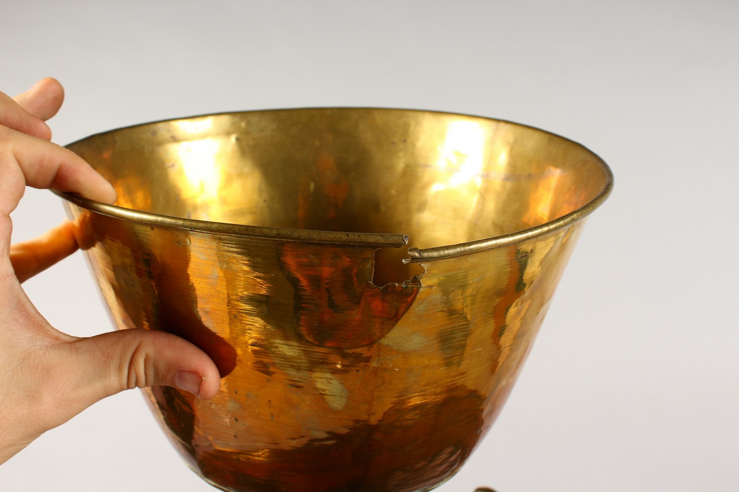 A GOOD DUTCH TWO-COLOUR WOODEN CIRCULAR BUCKET, with brass liner and handle. - Image 3 of 4