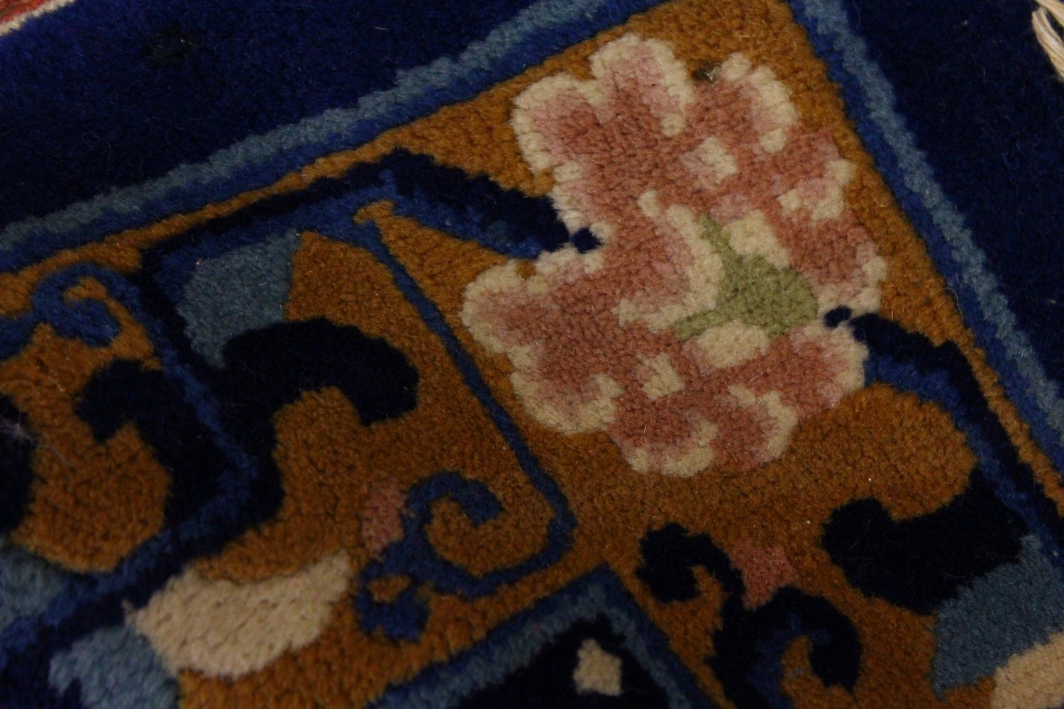 A CHINESE RUG, with red ground, motifs and blue border. 4ft 9ins x 2ft 4ins. - Image 4 of 5