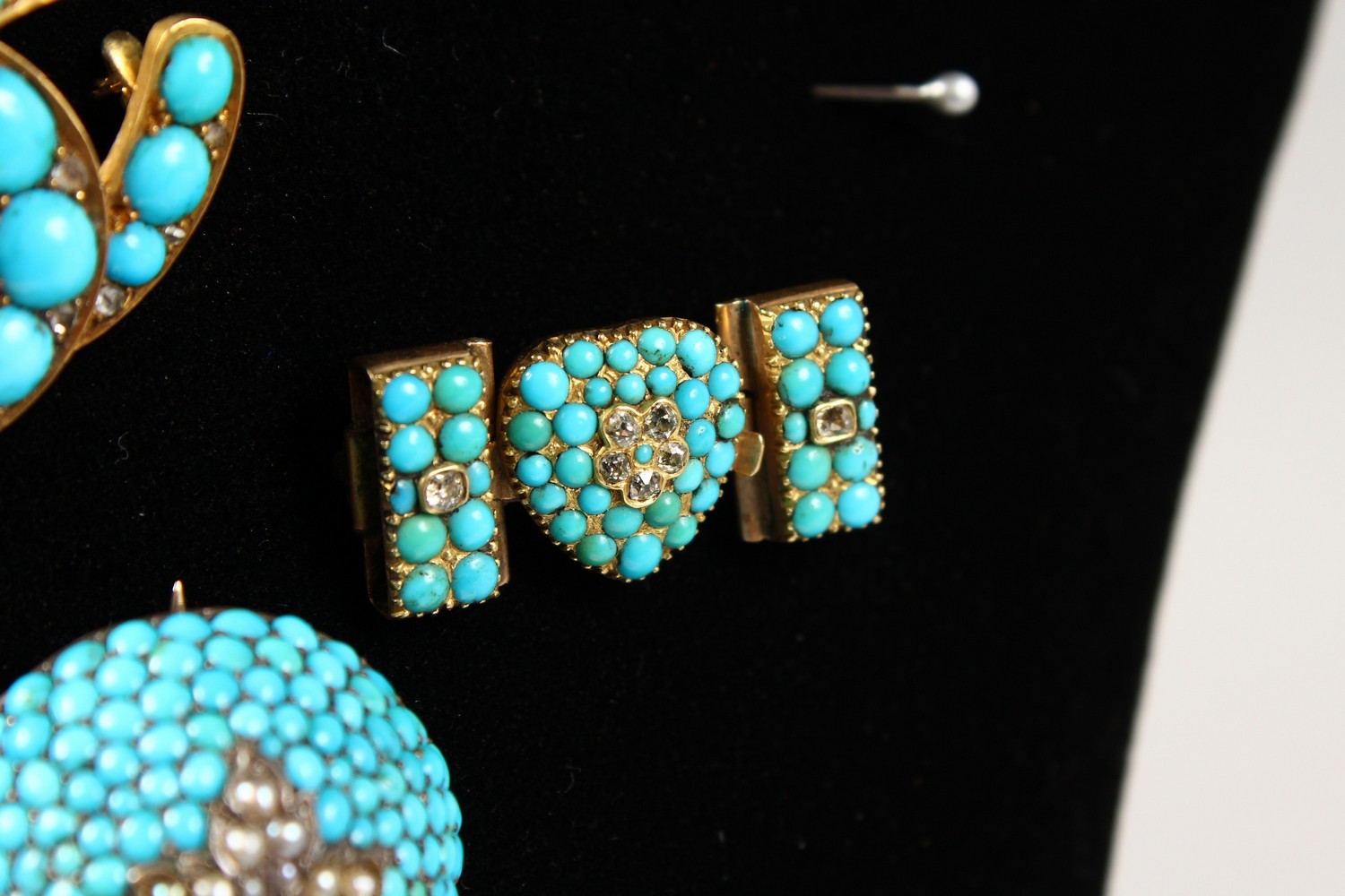 A GOLD AND TURQUOISE BUCKLE and THREE TURQUOISE SET BROOCHES (4). - Image 5 of 5