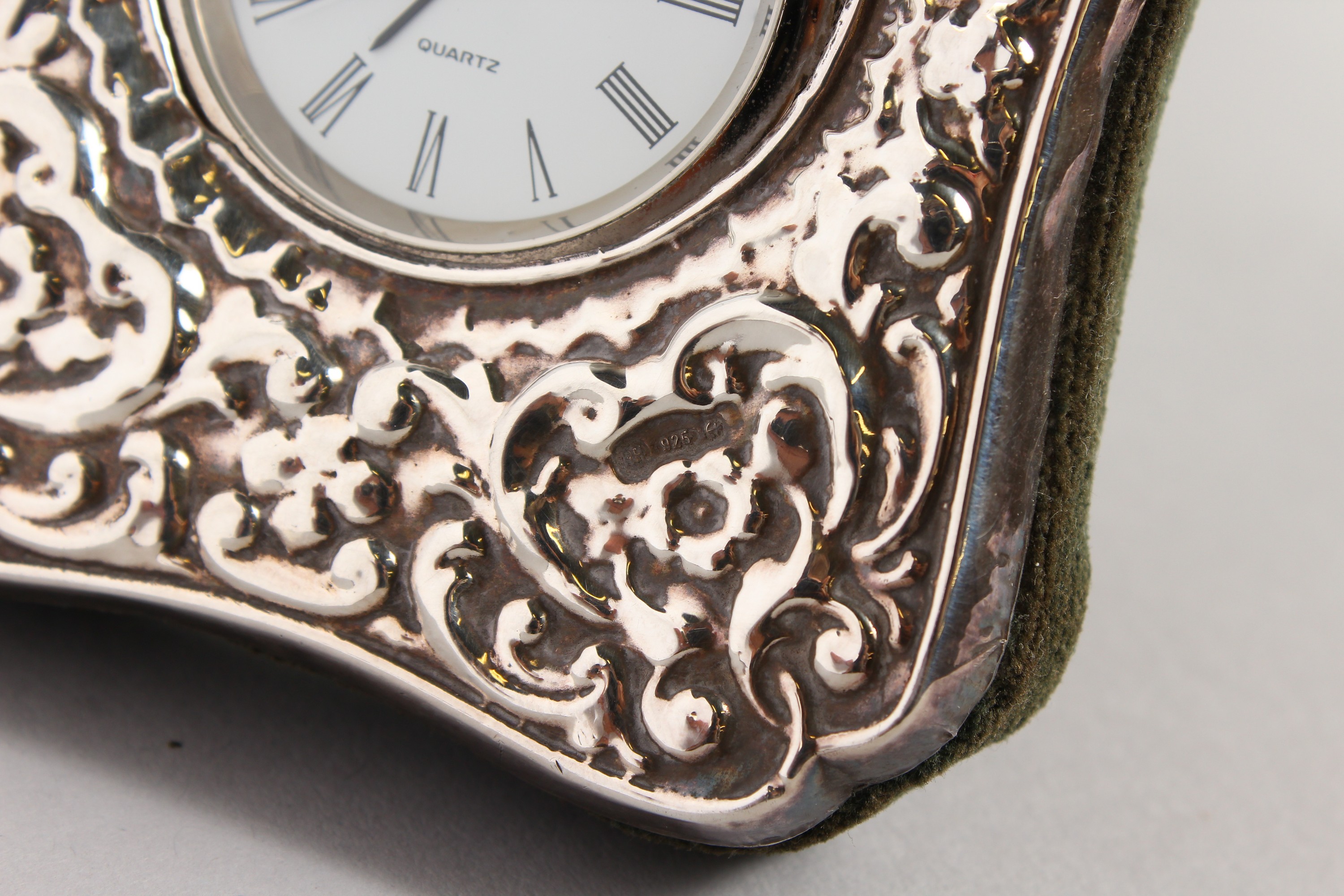 A SILVER CASED QUARTZ CLOCK. 3.5ins high. - Image 2 of 4