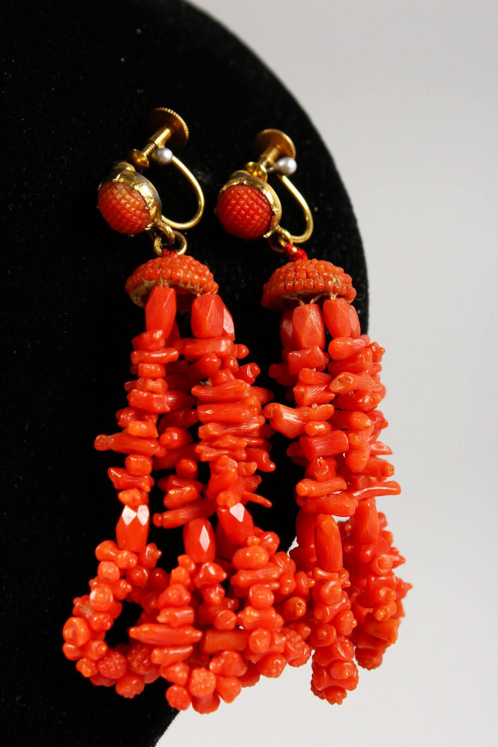 A PAIR OF CORAL DROP EARRINGS and A SINGLE ROW NECKLACE. - Image 3 of 3