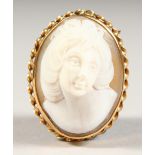 A GOOD GOLD OVAL CAMEO.