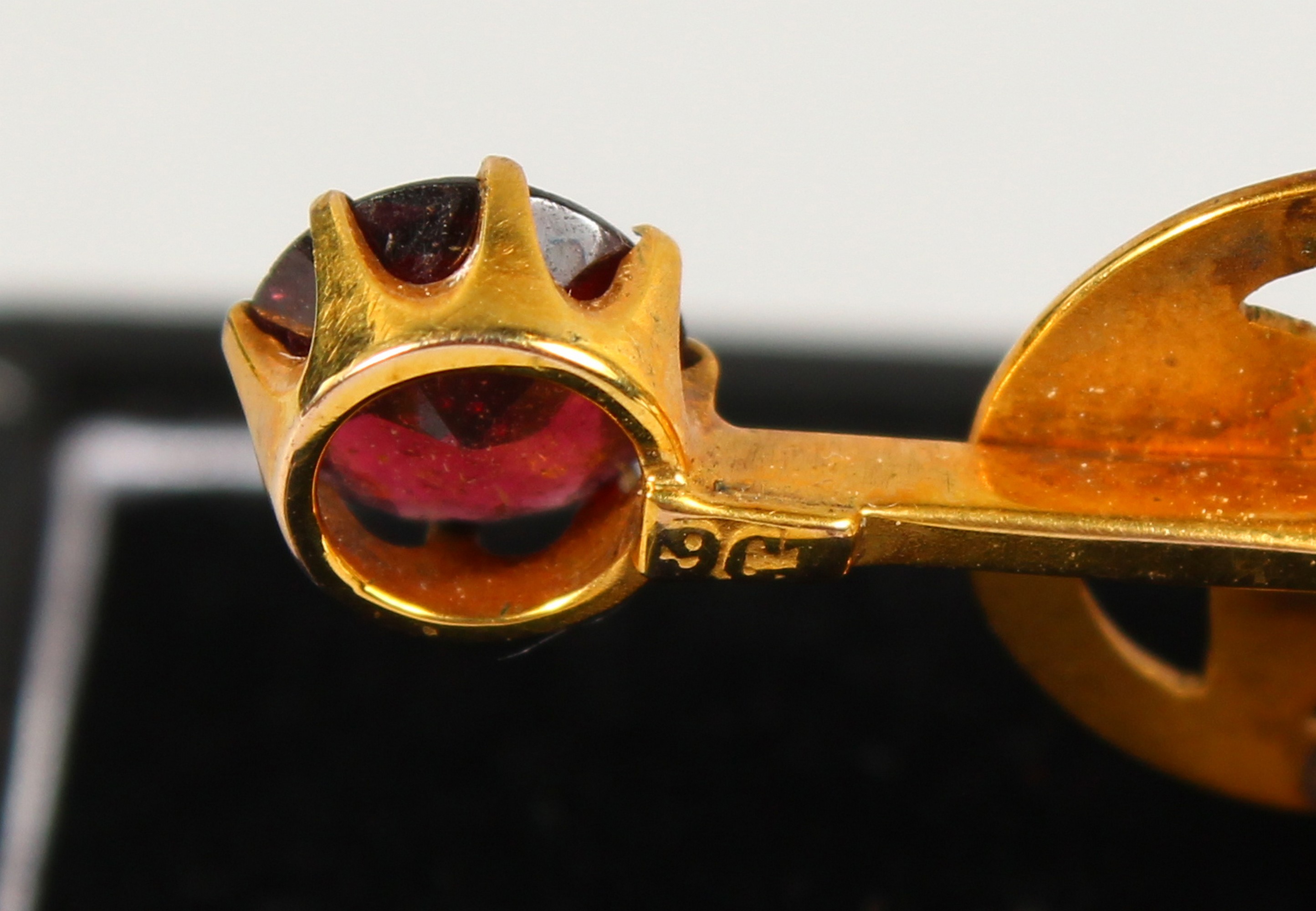 A GOLD AND GARNET SET CROSS BROOCH. - Image 2 of 5