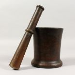 A HEAVY CAST METAL PESTLE AND MORTAR. Mortar 6ins high.