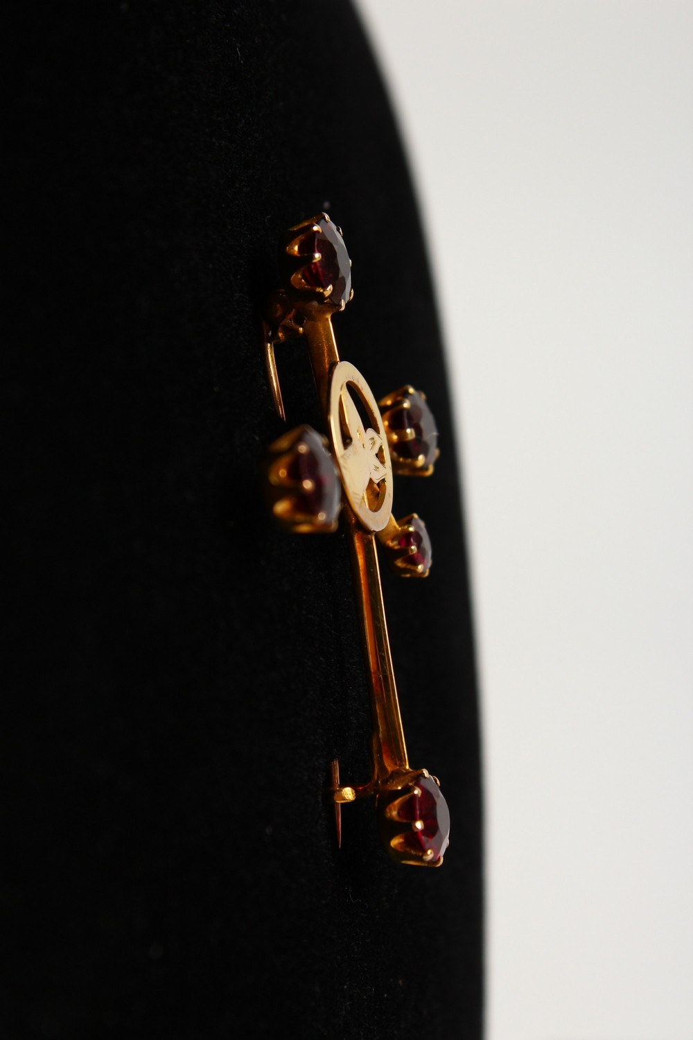 A GOLD AND GARNET SET CROSS BROOCH. - Image 4 of 5