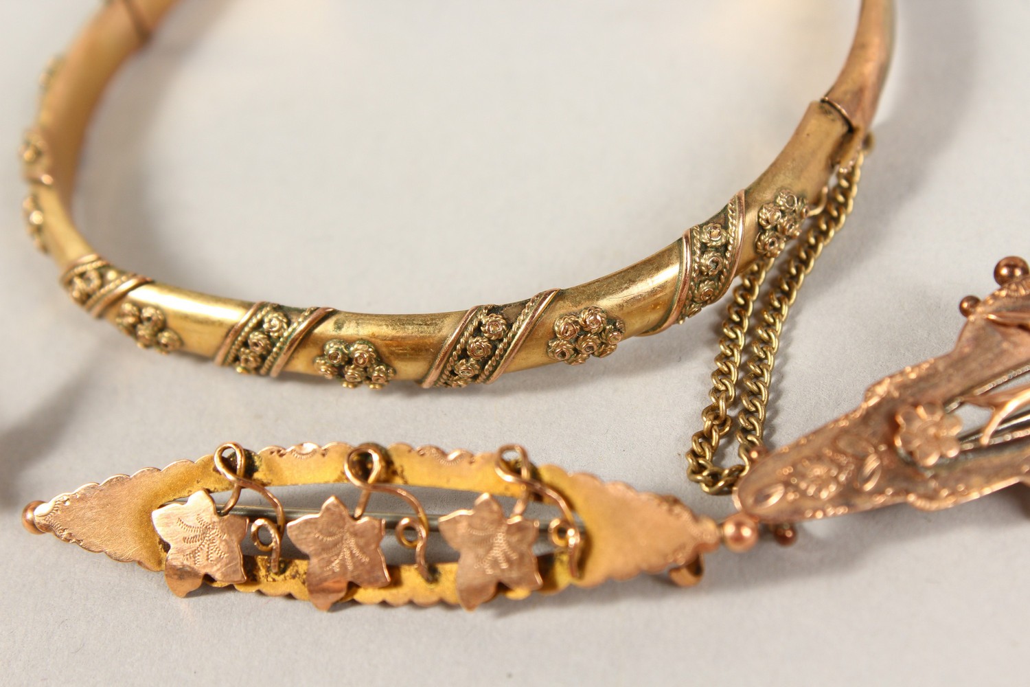 A 9CT GOLD BRACELET and THREE BROOCHES. - Image 6 of 6