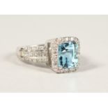 A VERY GOOD 18CT WHITE GOLD, AQUAMARINE AND DIAMOND RING.