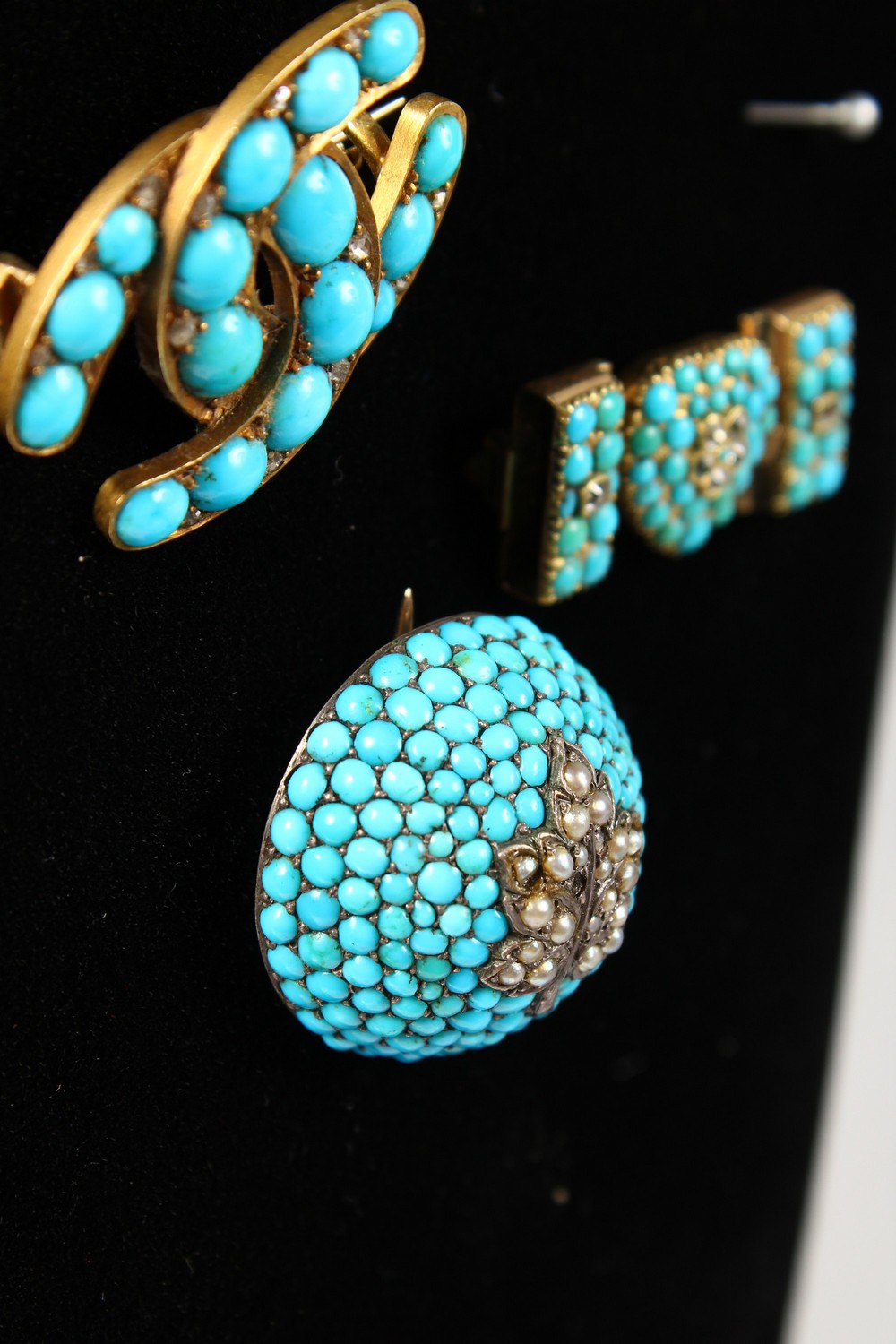 A GOLD AND TURQUOISE BUCKLE and THREE TURQUOISE SET BROOCHES (4). - Image 4 of 5