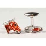 A PAIR OF STERLING SILVER HORSES HEAD CUFFLINKS.