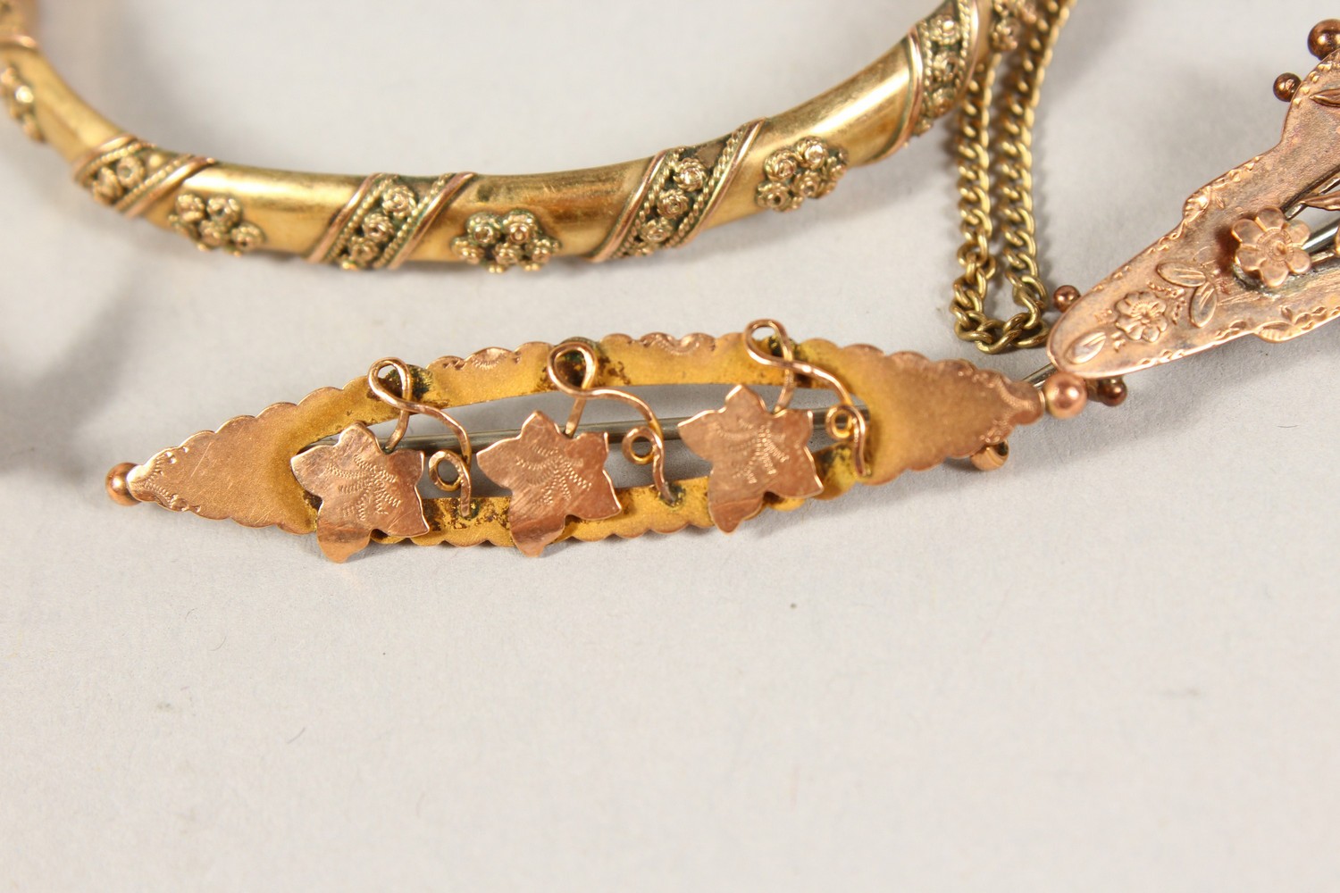 A 9CT GOLD BRACELET and THREE BROOCHES. - Image 4 of 6