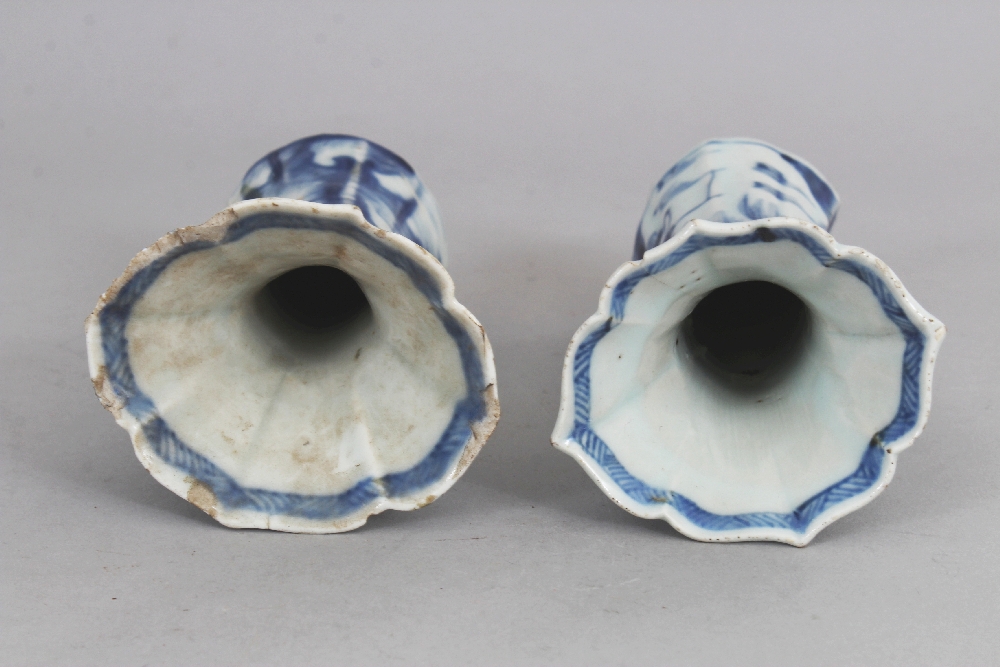 A SMALL PAIR OF CHINESE KANGXI PERIOD BLUE & WHITE PORCELAIN BEAKER VASES, circa 1700, of barbed - Image 5 of 6