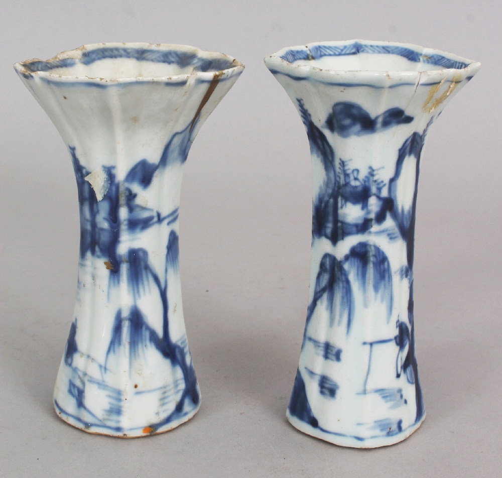 A SMALL PAIR OF CHINESE KANGXI PERIOD BLUE & WHITE PORCELAIN BEAKER VASES, circa 1700, of barbed - Image 3 of 6