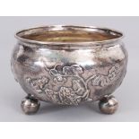 A GOOD QUALITY 19TH CENTURY CHINESE SILVER SUGAR BASIN BY LUENWO OF SHANGHAI, weighing approx.