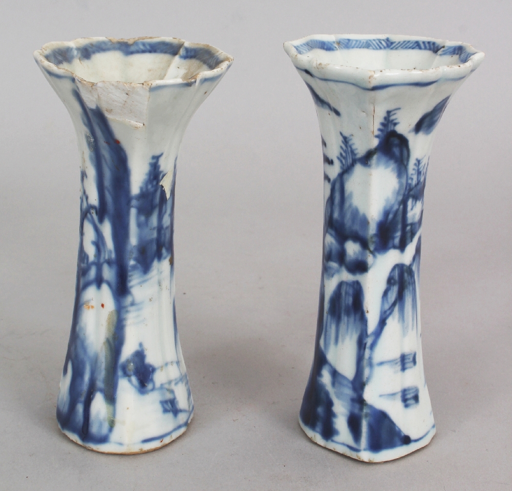 A SMALL PAIR OF CHINESE KANGXI PERIOD BLUE & WHITE PORCELAIN BEAKER VASES, circa 1700, of barbed - Image 4 of 6