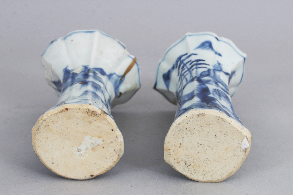A SMALL PAIR OF CHINESE KANGXI PERIOD BLUE & WHITE PORCELAIN BEAKER VASES, circa 1700, of barbed - Image 6 of 6