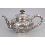 A GOOD 19TH CENTURY CHINESE SILVER TEAPOT, weighing approx. 680gm, with a hinged cover, the sides
