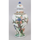 A GOOD QUALITY CHINESE KANGXI PERIOD FAMILLE VERTE PORCELAIN VASE & COVER, circa 1700, well