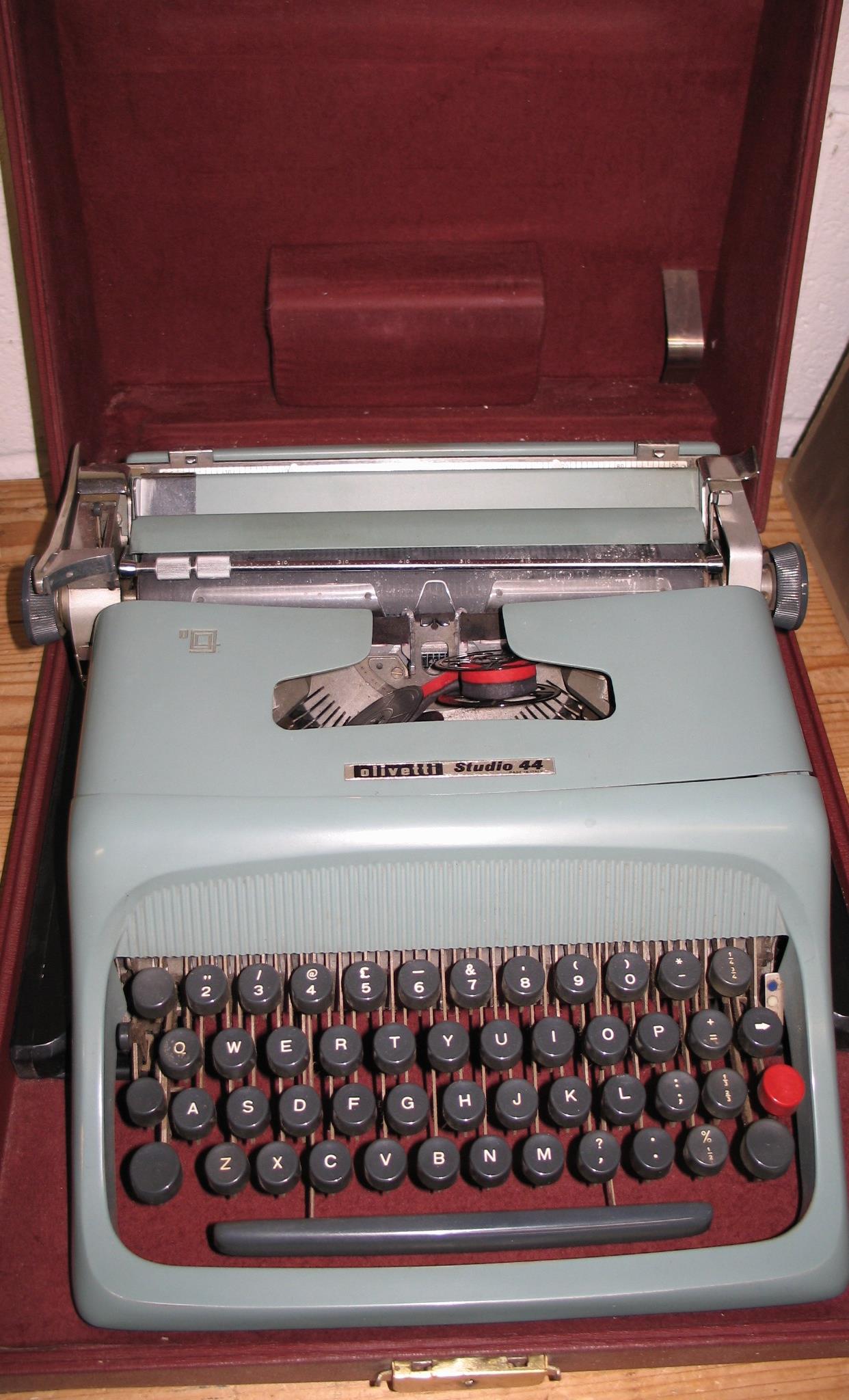 TYPEWRITER: vintage Olivetti typewriter in original case, 1960s /70s.