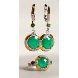 A SILVER AND GOLD PLATED GREEN STONE RING AND EARRINGS.