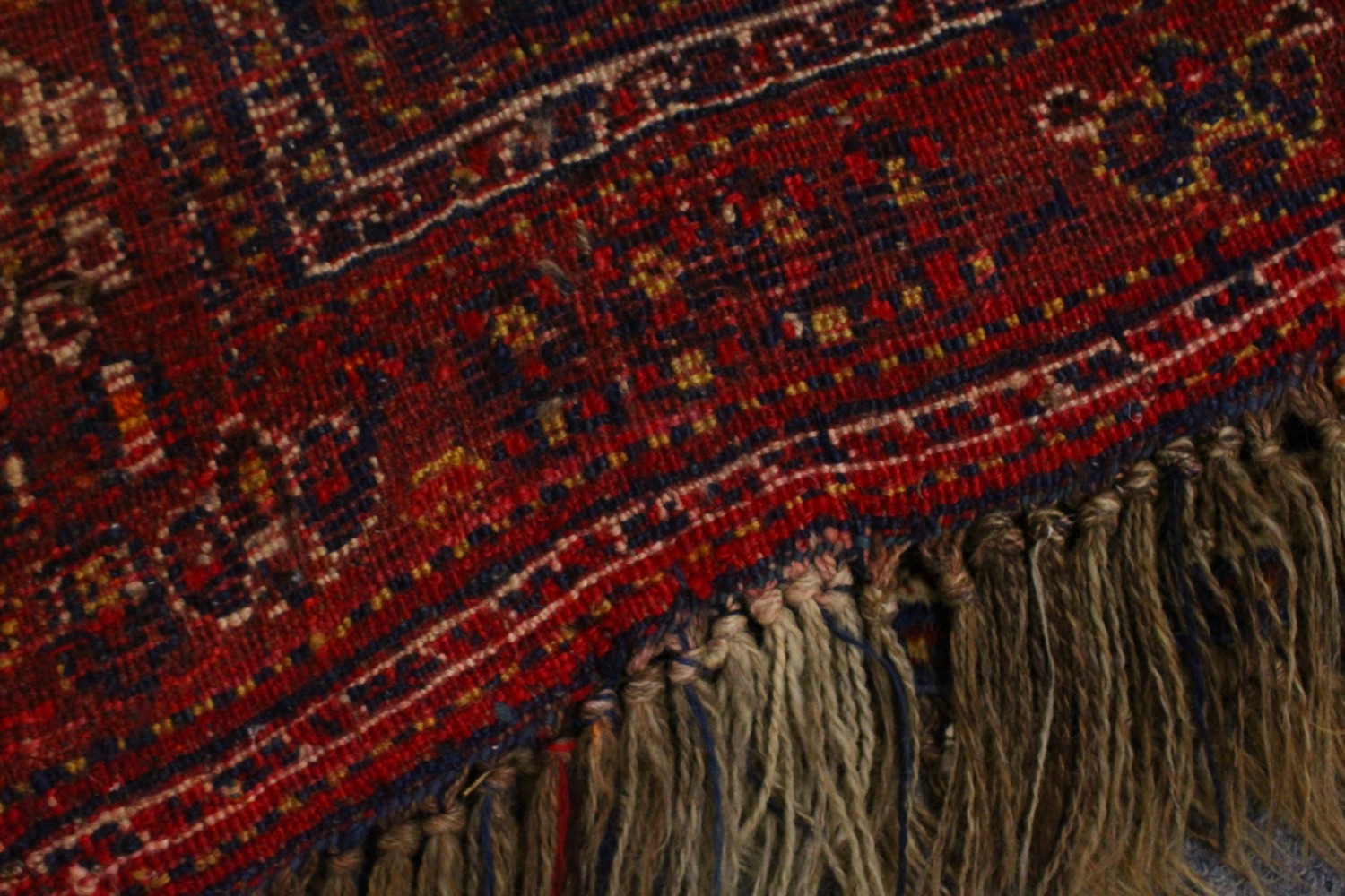 A PERSIAN CARPET, blue and red ground, decorated with stylised motifs. 8ft 3ins x 5ft 3ins. - Image 4 of 4