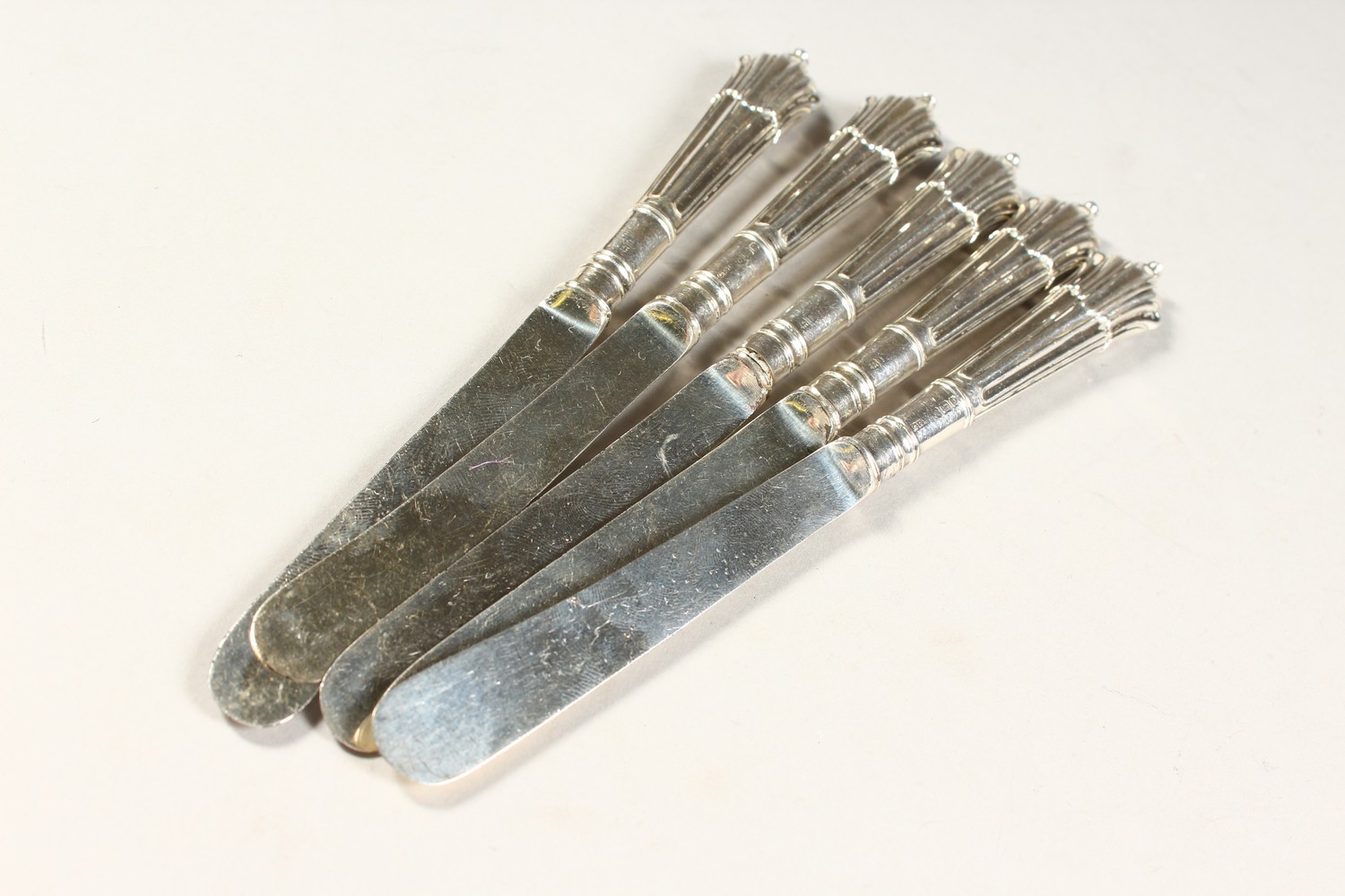 A SET OF FIVE SILVER HANDLED DESSERT KNIVES. - Image 2 of 4