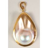 A VERY GOOD 18CT GOLD, PEARL AND DIAMOND PENDANT.