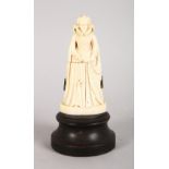 A GOOD EUROPEAN CARVED IVORY FOLDING ELIZABETHAN FIGURE OF A QUEEN. 3.25ins high, on turned wood