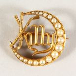 AN EDWARDIAN GOLD AND SEED PEARL GOLFING BROOCH, named Jilly with cross clubs.