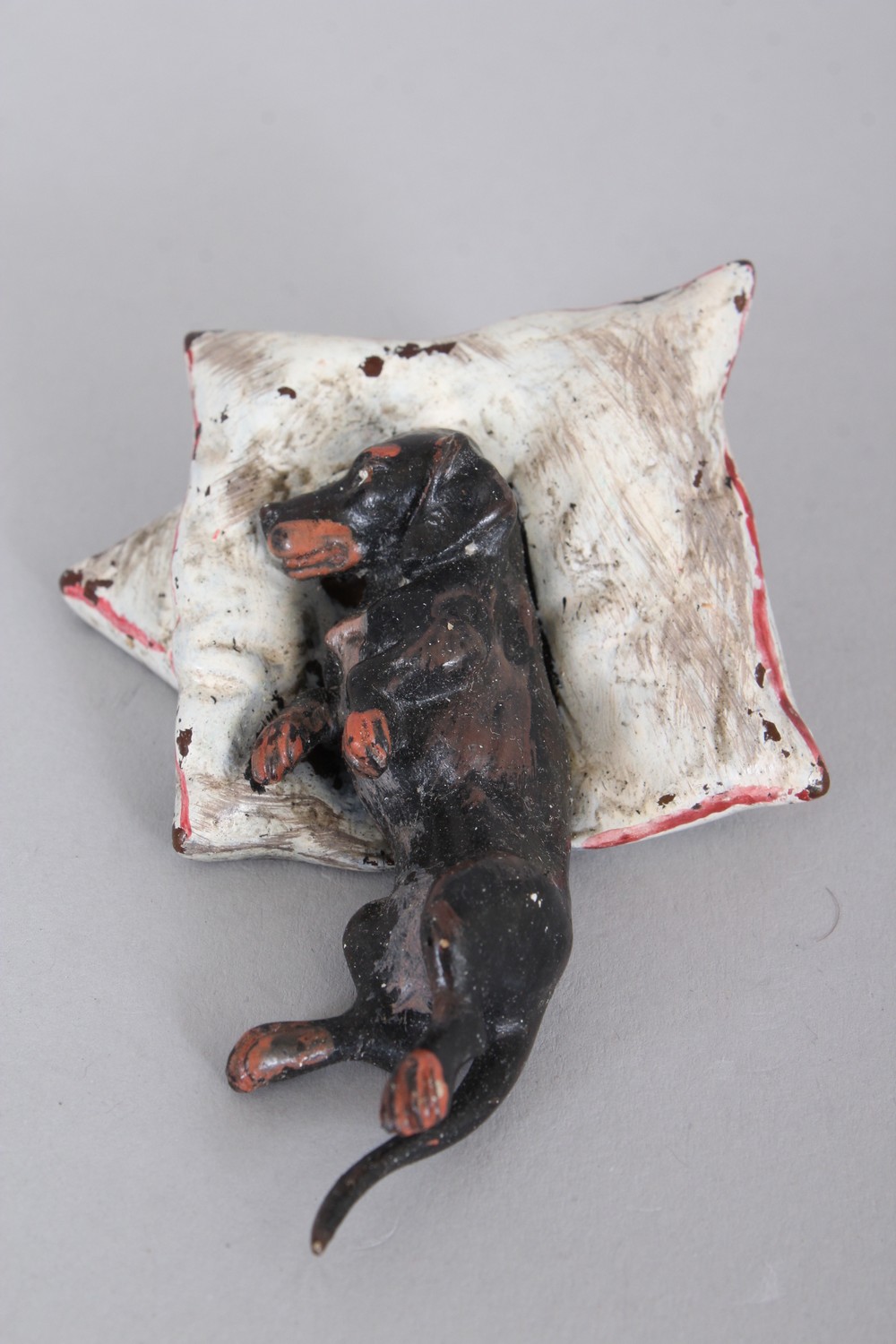 A SMALL COLD PAINTED DOG ON A PILLOW. 3.3ins long. - Image 2 of 2
