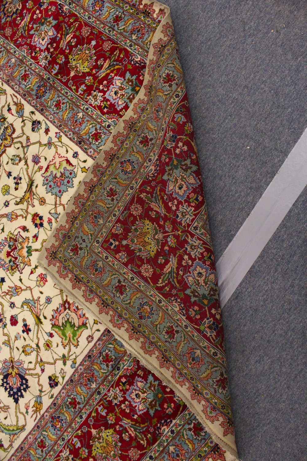 A VERY GOOD LARGE PERSIAN CARPET, cream ground, with stylised floral decoration, within a similar - Image 7 of 9