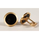 A PAIR OF 9CT GOLD AND ONYX CUFFLINKS.