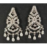 A PAIR OF 14CT WHITE GOLD DIAMOND DROP EARRINGS.