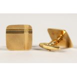 A PAIR OF 9CT GOLD SQUARE CUFFLINKS.