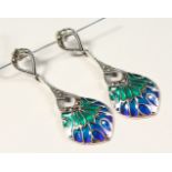 A PAIR OF SILVER PLIQUE ENAMEL LONG DROP EARRINGS.