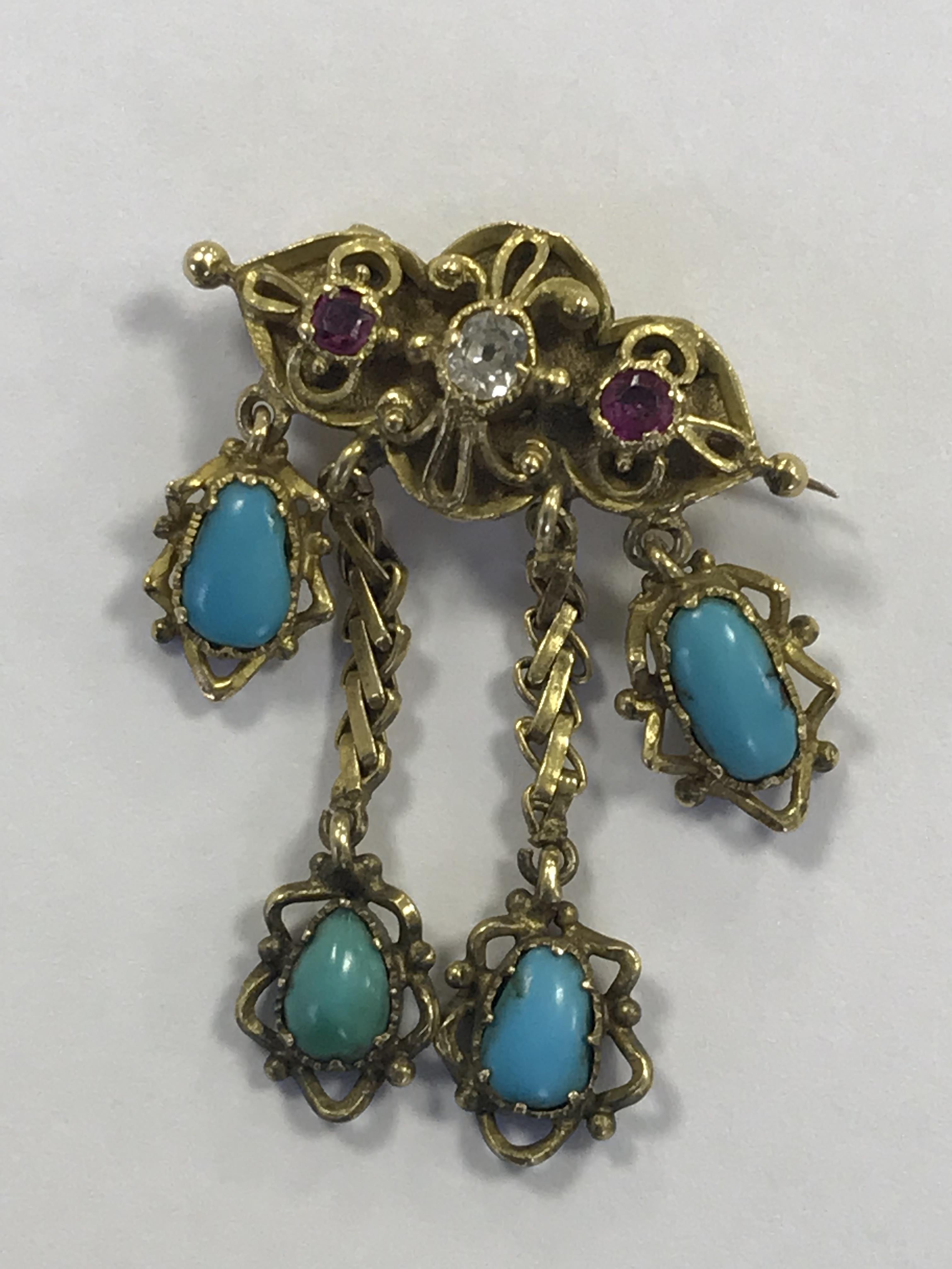 GOLD BROOCH SET WITH A DIAMOND FLANKED BY 2 RUBIES AND HAVING 4 SUSPENDED CABOCHON TURQUOISE - Image 2 of 3