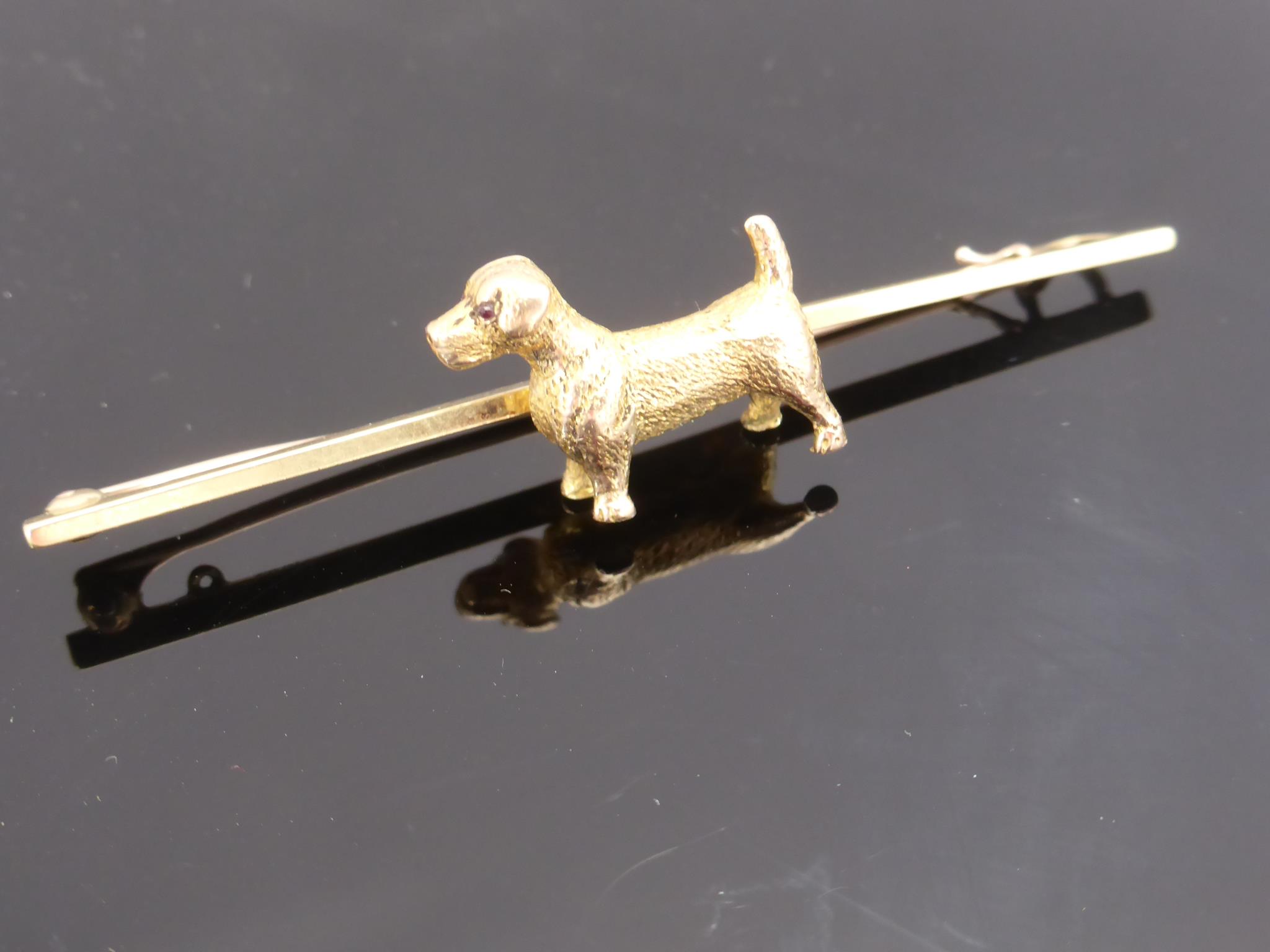 15CT YELLOW GOLD TERRIER DOG BAR BROOCH, APPROX. 8g