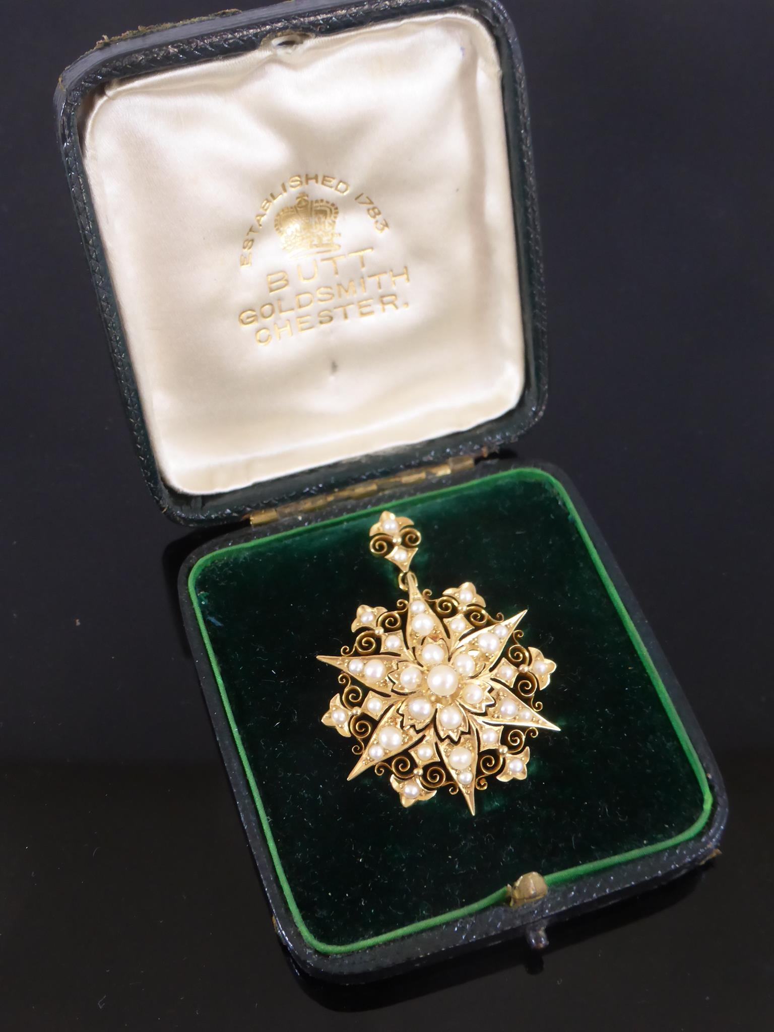 A VICTORIAN 18CT GOLD AND PEARL SET PENDANT BROOCH, APPROX. 35mm DIA. IN BUTT GOLDSMITH RETAILERS