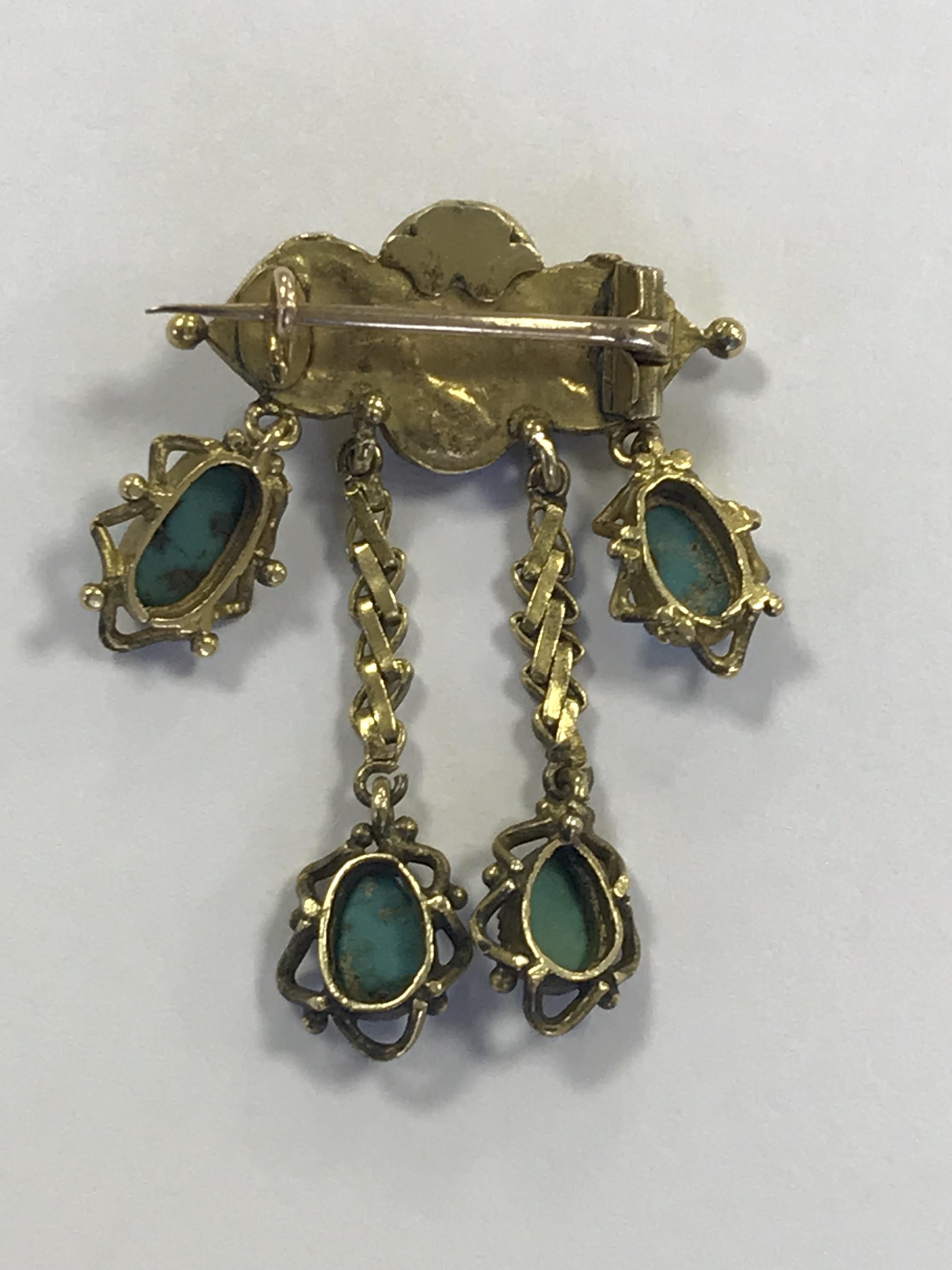 GOLD BROOCH SET WITH A DIAMOND FLANKED BY 2 RUBIES AND HAVING 4 SUSPENDED CABOCHON TURQUOISE - Image 3 of 3