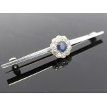 18ct WHITE GOLD AND PLAT. BAR BROOCH WITH SAPPHIRE SET WITHIN A RING OF DIAMONDS, APPROX. 3.8g