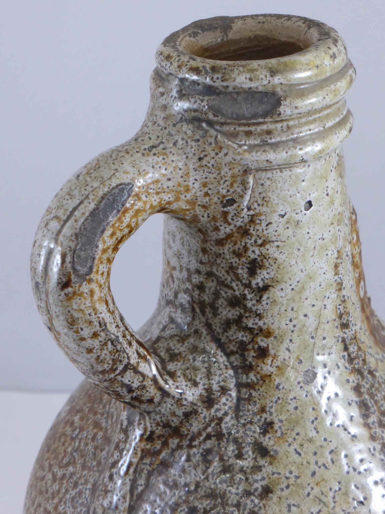 17TH CENTURY GERMAN SALT GLAZED BELLARMINE JUG WITH MASK AND CREST DECORATION, APPROX. 22 cm - Image 3 of 3