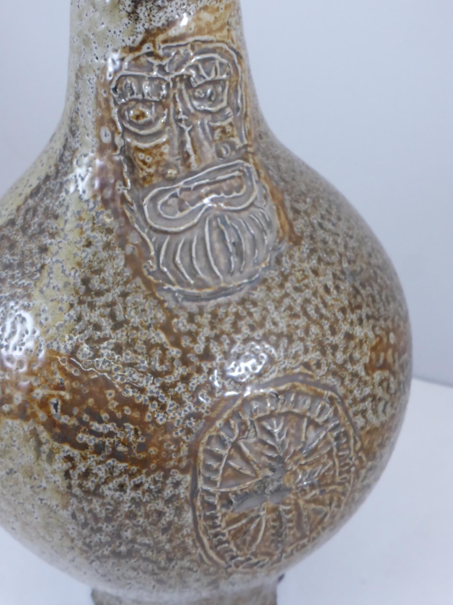 17TH CENTURY GERMAN SALT GLAZED BELLARMINE JUG WITH MASK AND CREST DECORATION, APPROX. 22 cm - Image 2 of 3