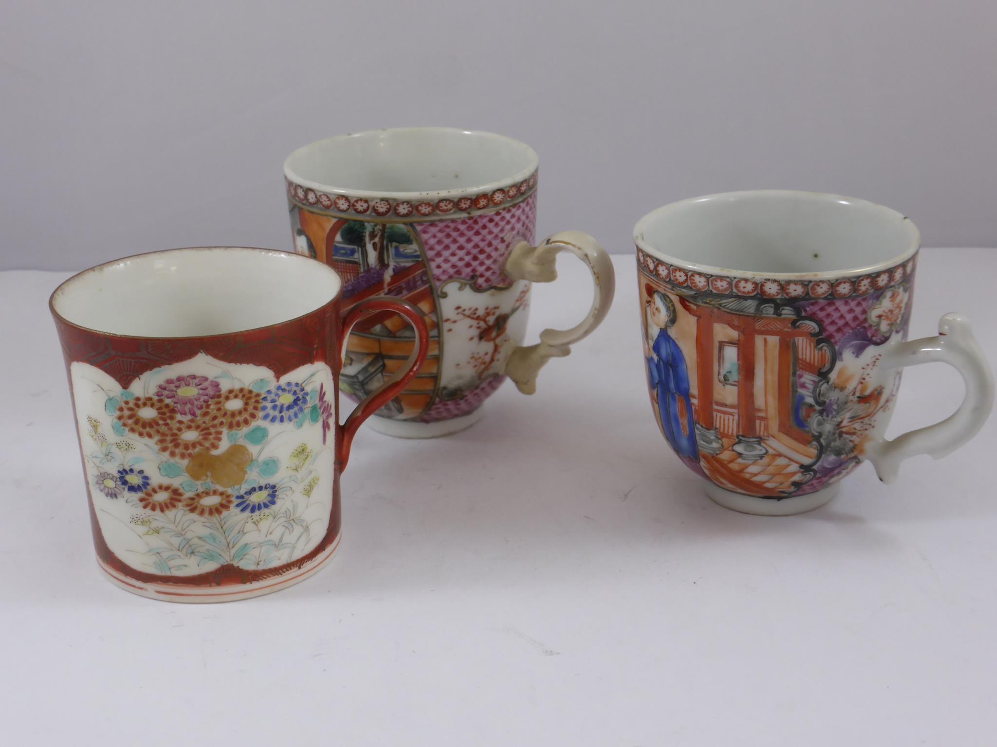 2 TEA CUPS WITH MANDARIN STYLE ENAMELLED FIGURES DECORATION AND A JAPANESE COFFEE CAN WITH FLORAL - Bild 2 aus 4