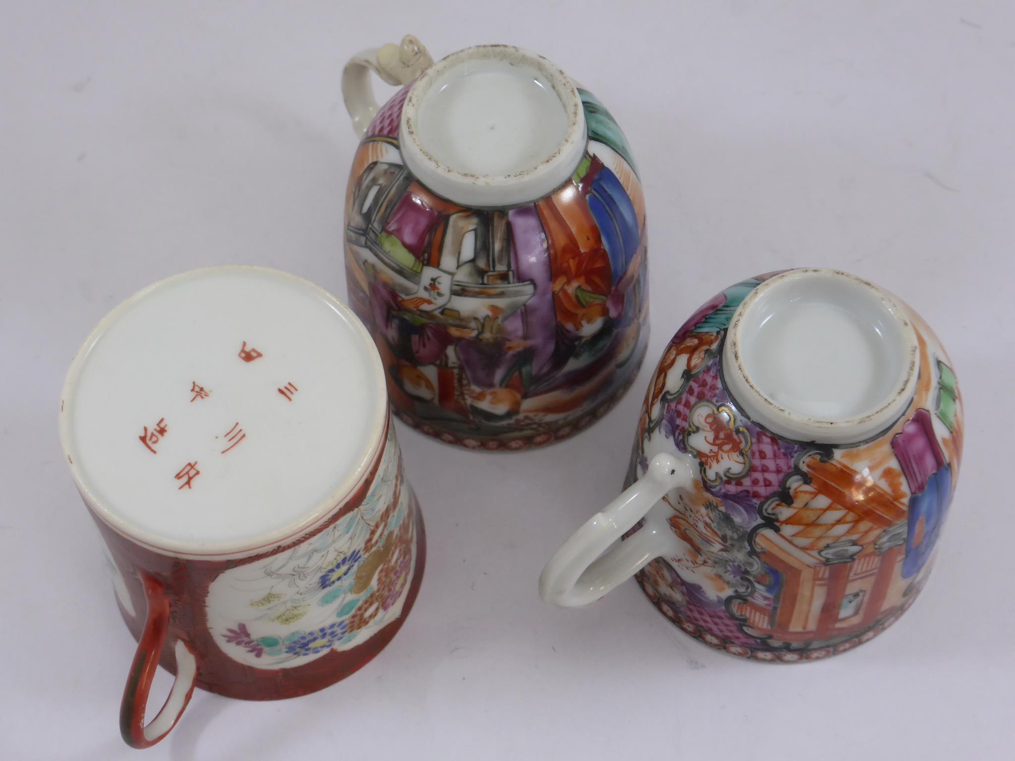 2 TEA CUPS WITH MANDARIN STYLE ENAMELLED FIGURES DECORATION AND A JAPANESE COFFEE CAN WITH FLORAL - Bild 4 aus 4