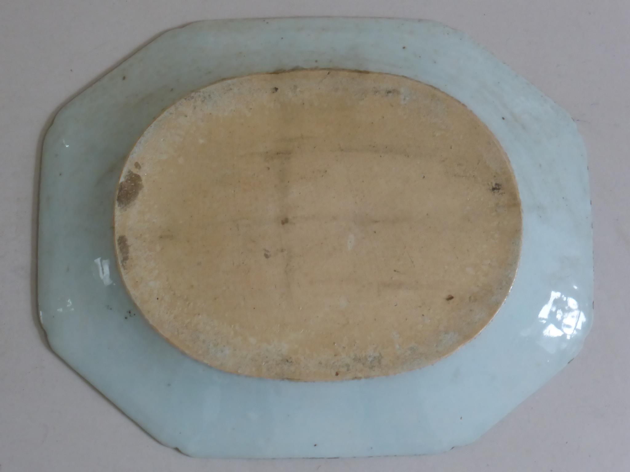 CHINESE EXPORT BLUE AND WHITE MEAT PLATE OF CANTED RECTANGULAR FORM DECORATED WITH PAGODA AND - Bild 2 aus 2