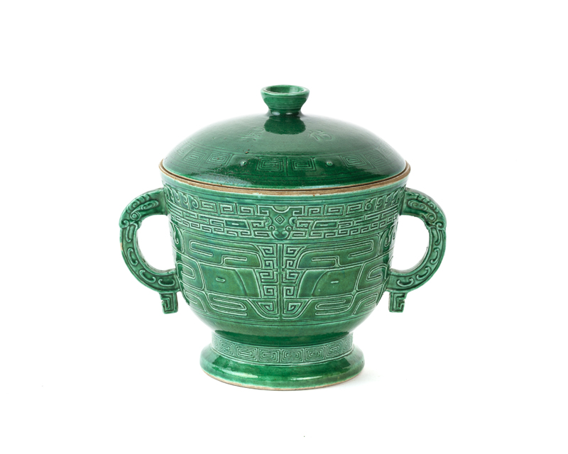 A Chinese green glazed lidded gui